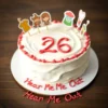 Hear Me Out Cake : Una torta con 6 strati di pan di Spagna, alte 1 cm l’uno, ricoperta interamente da crema al burro bianca, con dei dettagli di crema al burro rosa, sulla torta scritto in rosso il numero 26 e 4 candeline bianche